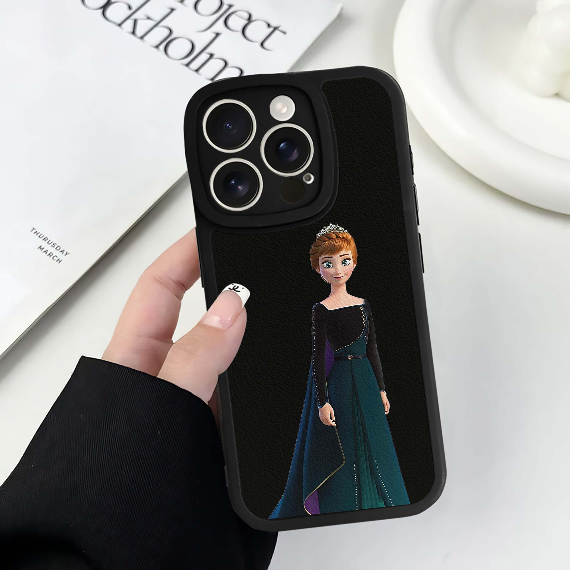 （画像用） アナと雪の女王 アンナ エルサ Frozen Anna Elsa 【iPhone 16シリーズ対応】シリコンスマホケース（レザー調） 材質：シリコン